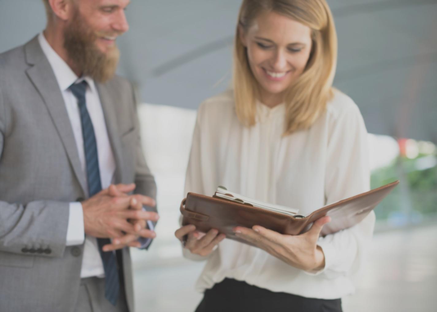 Teammeeting bei der Besprechung von Unternehmenskennzahlen